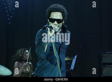 Lenny Kravitz Gig - il Carling Hammersmith Apollo. Il cantante Lenny Kravitz suona. Foto Stock