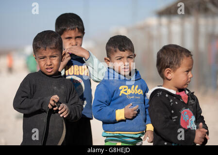 Foto non pubblicata del 08/12/15 di bambini nel campo profughi di Zaatari in Giordania, che ospita circa 80,000 siriani e ha aperto nel luglio 2012. Foto Stock