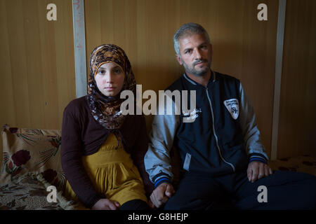 Il rifugiato siriano Tasneem, 12 anni, e suo padre Mohammad nel campo di Zaatari in Giordania, che ospita circa 80,000 siriani. 08/12/15 Foto Stock