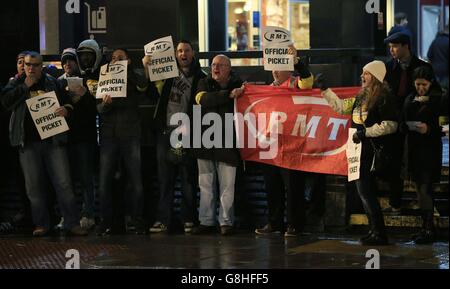 I membri del sindacato ferroviario, marittimo e dei trasporti (RMT) formano una linea di picket fuori dalla stazione di Euston a Londra in quanto uno sciopero di 48 ore da parte dei lavoratori sul servizio Caledonian Sleeper tra Scozia e Londra ha cominciato dopo la rottura dei colloqui. Foto Stock