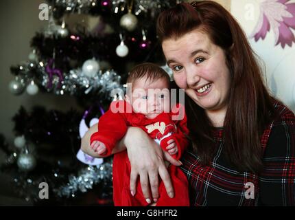 Alana Hall con suo figlio Lewis a casa loro a Dundonald a Belfast. Il tot prematuro è nato in agosto - 11 settimane prima - pesando meno di un sacchetto di zucchero. 08/12/15 Foto Stock