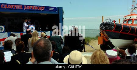 Il Principe di Galles e la Duchessa di Cornovaglia si uniscono ai membri dell'equipaggio abortendo del caister Lifeboat il Bernard Matthews 2, dopo che la coppia reale aveva lanciato la nave alla Caister Lifeboat Station. Foto Stock