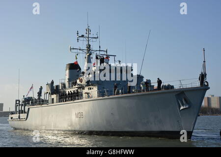 HMS Atherstone ritorna a Portsmouth Foto Stock