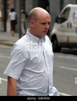 Roy Goldie, 35 anni, lascia la Liverpool Magistrates Court, dopo che avrebbe gettato un telefono cellulare all'attaccante del Manchester United Wayne Rooney, celebrando un gol durante una partita contro Liverpool in gennaio. Foto Stock