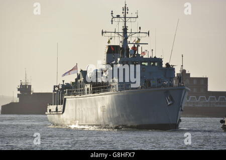 HMS Atherstone ritorna a Portsmouth Foto Stock