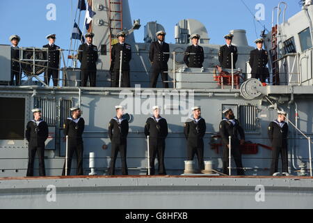 HMS Atherstone ritorna a Portsmouth Foto Stock