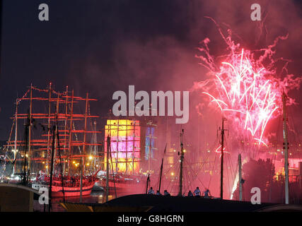 I membri dell'equipaggio guardano una mostra di fuochi d'artificio presso il Quayside. Foto Stock