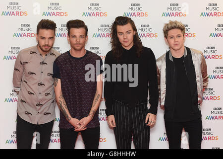 (Da sinistra a destra) Liam Payne, Louis Tomlinson, Harry Styles e Niall Horan di una direzione arrivano sul tappeto rosso per i BBC Music Awards alla Genting Arena, Birmingham. Foto Stock