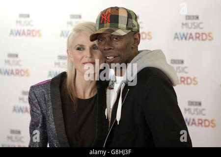 (Da sinistra) Suor Bliss e Maxi Jazz of Faithless arrivano sul tappeto rosso per i BBC Music Awards alla Genting Arena di Birmingham. Foto Stock