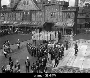 Il principe Francesco di Teck esequie - alla cappella di San Giorgio, Windsor Foto Stock