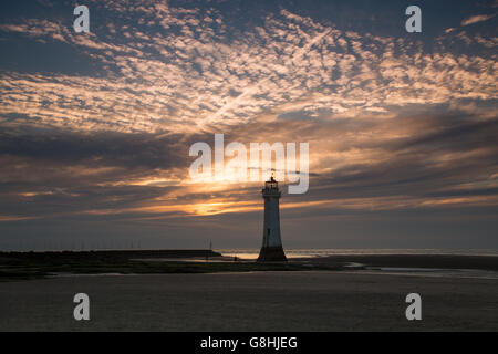 Pesce persico Rock faro sul Wirral, sorge alla foce del fiume Mersey Foto Stock