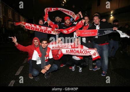 Tottenham Hotspur v AS Monaco - UEFA Europa League - Gruppo J - White Hart Lane. MENTRE i tifosi di Monaco mostrano il loro supporto fuori terra prima della partita della UEFA Europa League a White Hart Lane, Londra. Foto Stock