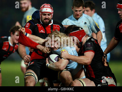 Tom Biggs di Worcester viene affrontato da Tom Hicks e Jacob Rowan di Gloucester durante la partita della European Challenge Cup al Sixways Stadium di Worcester. PREMERE ASSOCIAZIONE foto. Data immagine: Giovedì 10 dicembre 2015. Vedere la storia di PA RUGBYU Worcester. Il credito fotografico dovrebbe essere: David Davies/PA Wire. Foto Stock