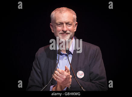 Il leader del lavoro Jeremy Corbyn si rivolge a un raduno di TUC presso la Glasgow Royal Concert Hall in Scozia. Foto Stock