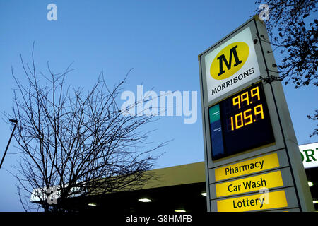 Morrison's a Whitley Bay, dove la benzina è scesa sotto un &libbra;1. Asda e Morrisons hanno entrambi tagliato il costo della benzina a meno di &libbra;1 un litro, aumentando la posta in gioco nella guerra dei prezzi di Natale. Foto Stock