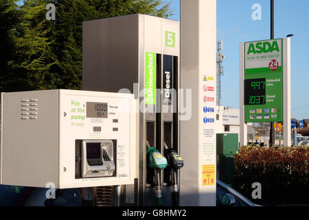 Asda a Longbenton, Tynside settentrionale dove la benzina è scesa sotto un £1. Asda e Morrisons hanno entrambi tagliato il costo della benzina a meno di £1 al litro, aumentando la posta in gioco nella guerra dei prezzi di Natale. Foto Stock