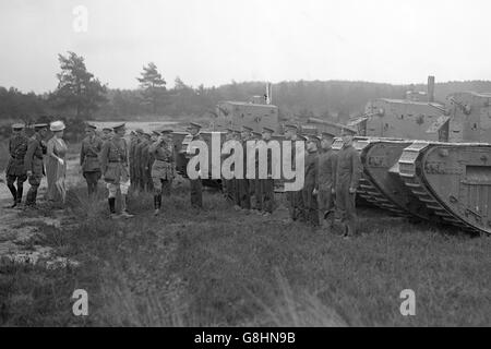 Re George V ispezionando i carri armati e i loro equipaggi dopo aver assistito alle operazioni sul campo a Foresters Hill ad Aldershot. Foto Stock