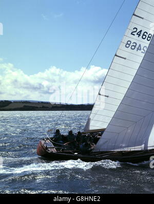 AJAX NEWS FOTO. 1971. SOLENT, Inghilterra. - EDWARD HEATH al timone del suo yacht nube del mattino alla partenza della gara di FASTNET. Foto:JONATHAN EASTLAND/AJAX REF:C7106 10G Foto Stock