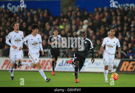 Swansea City / Leicester City - Barclays Premier League - Liberty Stadium. Il Ngolo Kante di Leicester City insegue la palla Foto Stock