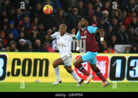 Andre Ayew di Swansea City e Alexandre Song di West Ham United (destra) battaglia per la palla Foto Stock