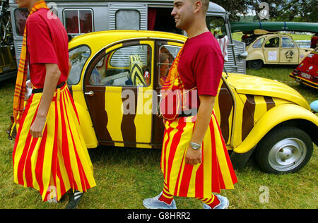 3,000 vetture Citroen 2CV di tutto il mondo scendono ai confini scozzesi, per il 16° incontro Mondiale degli amici 2CV. Foto Stock