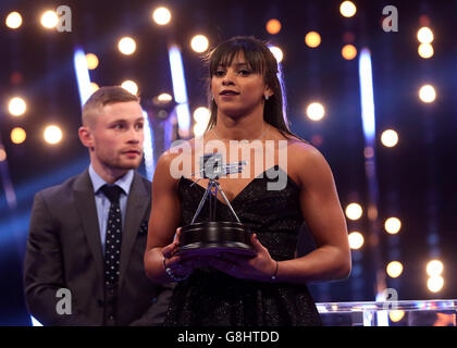 Personalità sportiva dell'anno 2015 - spettacolo dal vivo. Vincitore della Young Sports Personality of the Year, Ellie Downie durante la Sports Personality of the Year 2015 alla SSE Arena di Belfast. Foto Stock