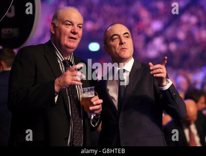 James Nesbitt (a destra) durante la personalità sportiva dell'anno 2015 alla SSE Arena di Belfast. Foto Stock