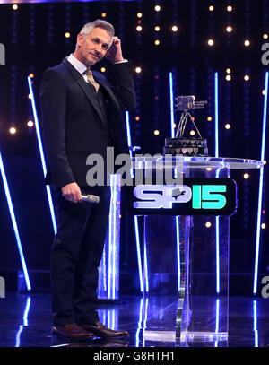 Personalità sportiva dell'anno 2015 - spettacolo dal vivo. Gary Lineker durante lo Sport Personality of the Year 2015 alla SSE Arena di Belfast. Foto Stock