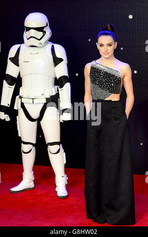 Daisy Ridley partecipa alla prima europea di Star Wars: The Force Awakens tenutasi a Leicester Square, Londra. Foto Stock