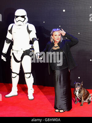 Carrie Fisher partecipa alla prima europea di Star Wars: The Force Awakens tenutasi a Leicester Square, Londra. Foto Stock