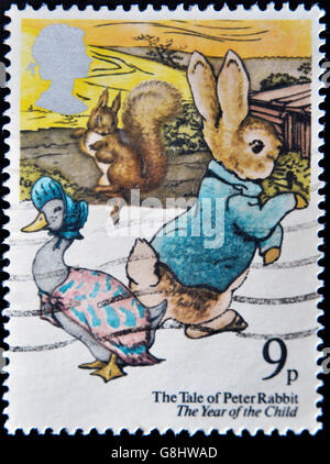 Regno Unito - circa 1979: un timbro stampato in Gran Bretagna mostra Peter Rabbit, libro per bambini Foto Stock