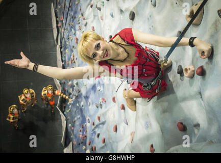 Olga Rozhkovskaya del Circus di Stato di Mosca partecipa a una fotocellula al Climbzone di SOAR Glasgow per promuovere il loro show 7 Zhhelany che attualmente si sta esibendo a Glasgow. Foto Stock