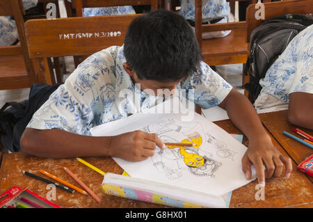 Elk220-3352 Indonesia Bali Ubud, Bali Arte Progetto scuola visita, Balinese disegno dello studente Foto Stock
