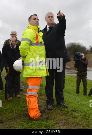 Il duca di York parla con Andrew Wood, ingegnere senior presso il North Yorkshire County Council, mentre guarda il ponte danneggiato sul fiume Wharfe a Tadcaster, durante la sua visita nella zona per vedere i danni causati dalle inondazioni. Foto Stock