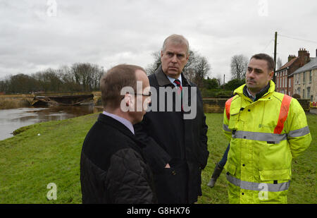 Il Duca di York parla con Andrew Wood, Senior Engineer con il North Yorkshire County Council (a destra), e Richard Sweeting, Presidente del Consiglio Distrettuale di Selby, mentre guardano il ponte danneggiato sul fiume Wharfe a Tadcaster, durante la sua visita nella zona per vedere i danni da alluvione. Foto Stock