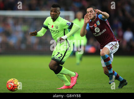 Calcio - Barclays Premier League - Aston Villa / Manchester City - Villa Park. Kelechi Iheanacho (a sinistra) di Manchester City e Jordan Veretout di Aston Villa in azione. Foto Stock