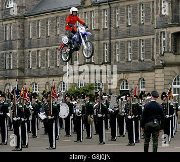 Un membro del team di visualizzazione della moto Imps salta sulla Guardia di sua Maestà il Re di Norvegia Band e Drill team. Foto Stock