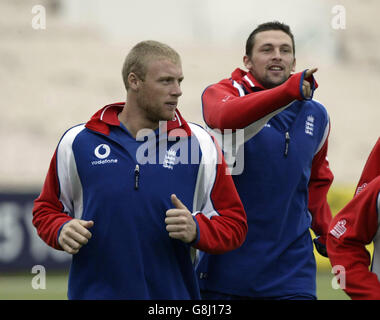 Andrew Flintoff (L) e Steve Harmison in Inghilterra durante una sessione di prove. Foto Stock