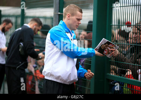 Ryan Shawcross di Stoke City firma autografi per i fan quando arriva per la partita prima della partita Barclays Premier League al Britannia Stadium di Stoke. PREMERE ASSOCIAZIONE foto. Data immagine: Sabato 26 dicembre 2015. Vedi PA storia CALCIO Stoke. Il credito fotografico dovrebbe essere: Mike Egerton/PA Wire. Foto Stock