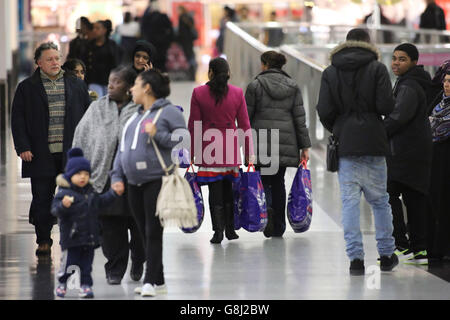 Vendite del giorno di Santo Stefano. EDITORIALE SOLO gli acquirenti al centro commerciale Centrale di Croydon durante le vendite del giorno di Santo Stefano. Foto Stock