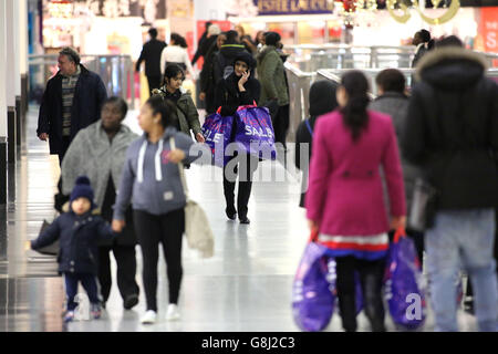 Vendite del giorno di Santo Stefano. EDITORIALE SOLO gli acquirenti al centro commerciale Centrale di Croydon durante le vendite del giorno di Santo Stefano. Foto Stock