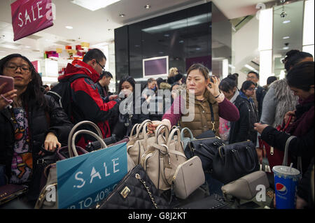 Vendite del giorno di Santo Stefano. Acquirenti nel grande magazzino Harvey Nichols al Boxing Day sales di Edimburgo. Foto Stock