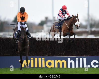 Tè per due guidato da Lizzie Kelly (a sinistra) prima di vincere il Kauto Star Novices' Chase (in memoria di Nigel Clark) (ex Feltham Novices') durante il primo giorno del William Hill Winter Festival presso l'ippodromo di Kempton Park, Middlesex. Foto Stock