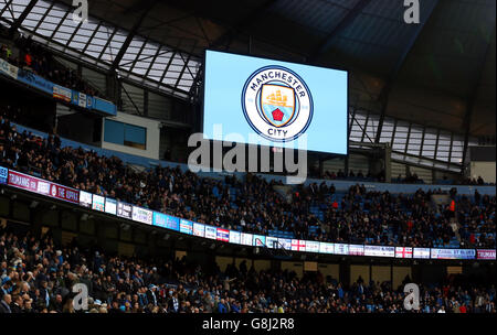 La nuova cresta del Manchester City club viene visualizzata sul grande schermo prima della partita Barclays Premier League all'Etihad Stadium di Manchester. Foto Stock
