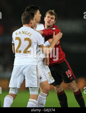 Il Callum McManaman di West Bromwich Albion (a destra) affronta l'angelo di Swansea City durante la partita della Barclays Premier League al Liberty Stadium di Swansea. Foto Stock