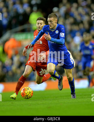 Jamie Vardy di Leicester City (a destra) e Adam Lallana di Liverpool in azione durante la partita della Barclays Premier League ad Anfield, Liverpool. Foto Stock