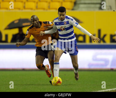 Wolverhampton Wanderers's Benik Afobe (a sinistra) e la battaglia Michael Hector di Reading per la palla. Foto Stock