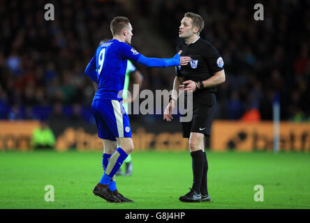 Jamie Vardy di Leicester City (a sinistra) si rivolge all'arbitro Craig Pawson durante la partita della Barclays Premier League al King Power Stadium di Leicester. Foto Stock