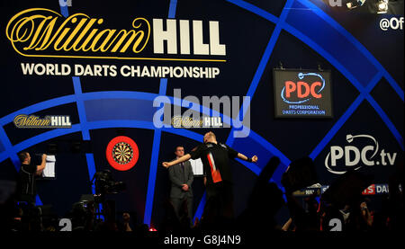 Raymond van Barneveld celebra la sconfitta di Michael van Gerwen durante l'undici° giorno del campionato mondiale PDC di William Hill ad Alexandra Palace, Londra. Foto Stock