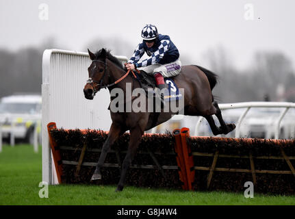 Kempton Park Races - William Hill Winter Festival - giorno due. Tagrita guidato dal jockey Sam Twiston-Davies durante il William Hill Exclusive Mobile offre Mares handicap ostacoli Foto Stock